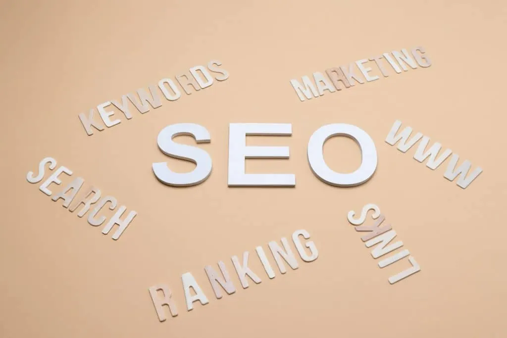 Influence du trafic et des visites sur le SEO d’un site